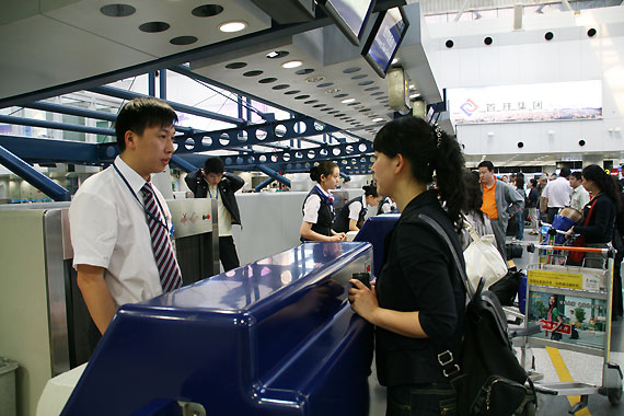 圖文:首都機(jī)場2號航站樓F島行李托運(yùn)處